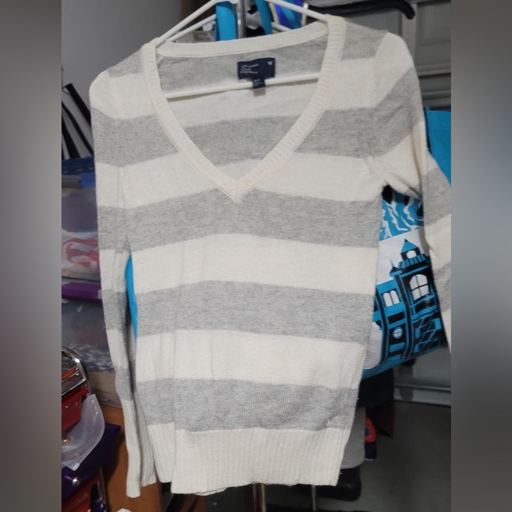 American Eagle White and gray sweater size XS